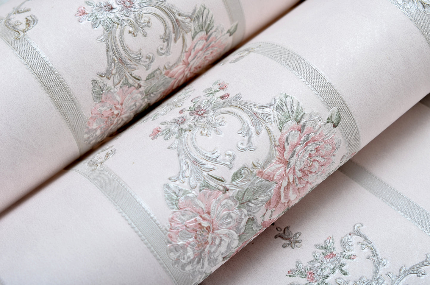 Decopine Papier Peint Intissé Ruban Royal – Rayures Classiques & Fleurs Romantiques – Rose Poudré – 0,53 x 10m – Sans Colle