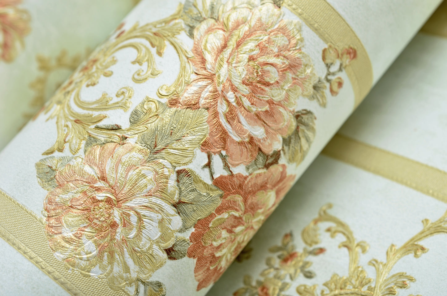 Decopine Papier Peint Intissé Ruban Royal – Rayures Dorées & Fleurs Classiques – Bleu Pâle – 0,53 x 10m – Sans Colle