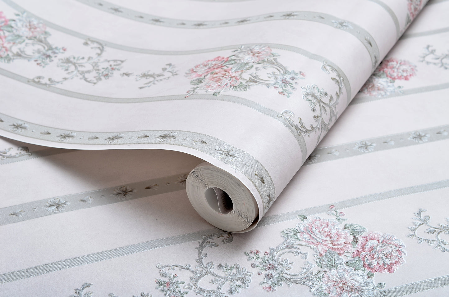 Decopine Papier Peint Intissé Ruban Royal – Rayures Classiques & Fleurs Romantiques – Rose Poudré – 0,53 x 10m – Sans Colle