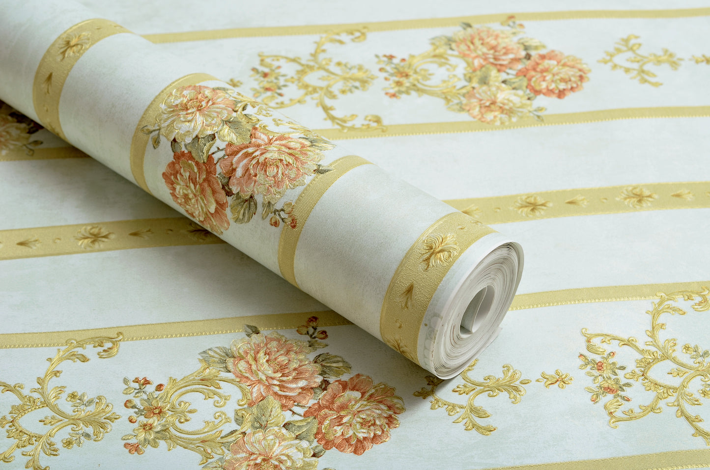 Decopine Papier Peint Intissé Ruban Royal – Rayures Dorées & Fleurs Classiques – Bleu Pâle – 0,53 x 10m – Sans Colle