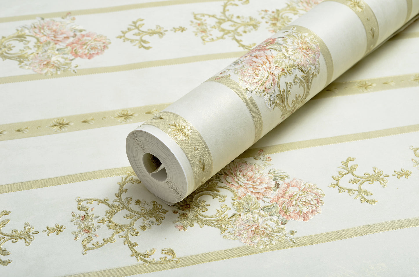 Decopine Papier Peint Intissé Ruban Royal – Rayures Dorées & Fleurs Classiques – Beige Doux – 0,53 x 10m – Sans Colle