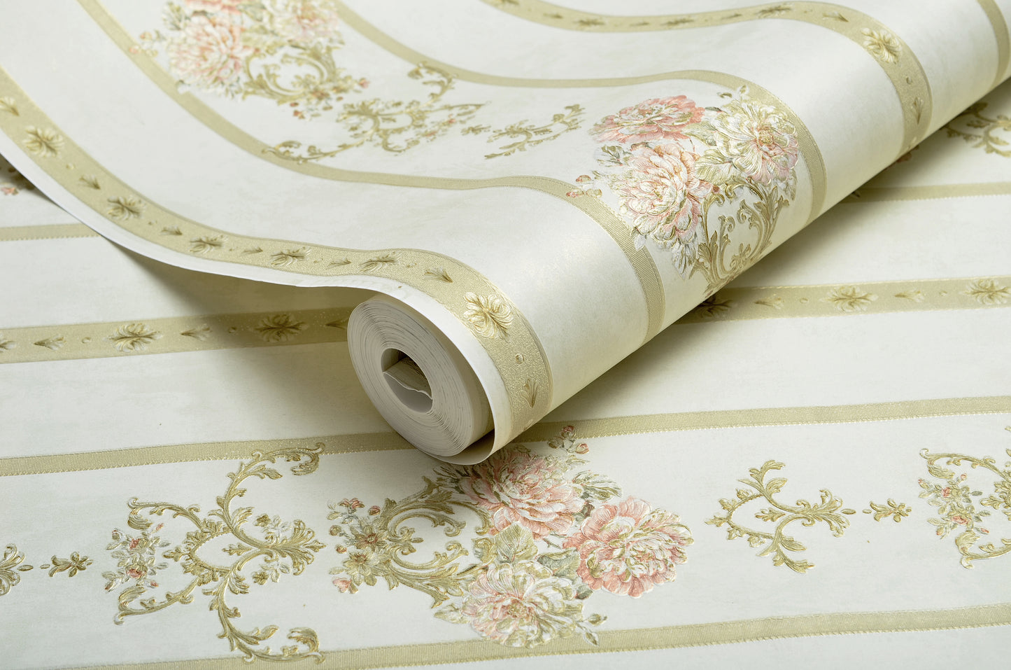 Decopine Papier Peint Intissé Ruban Royal – Rayures Dorées & Fleurs Classiques – Beige Doux – 0,53 x 10m – Sans Colle