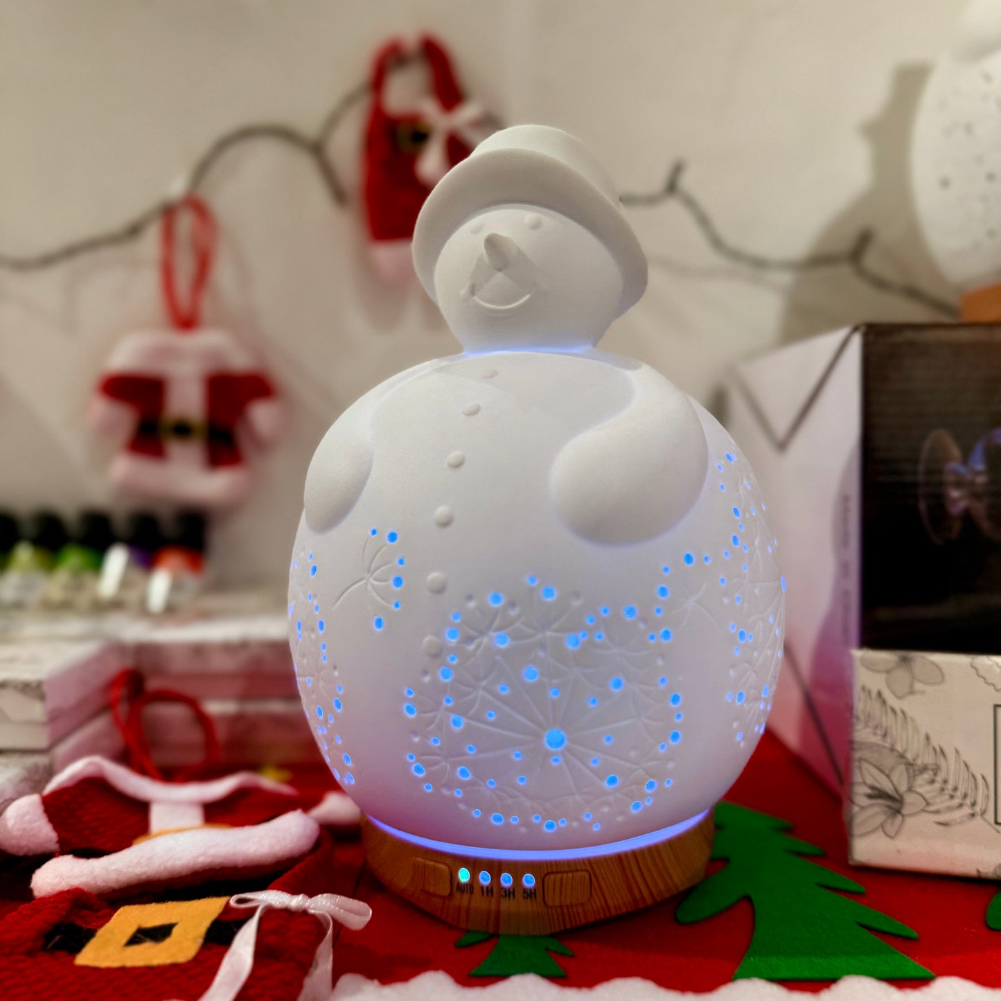 DecopineⓇ Diffuseur d’Huiles Essentielles - Design Bonhomme de Neige en Céramique - Humidificateur LED (24cm)