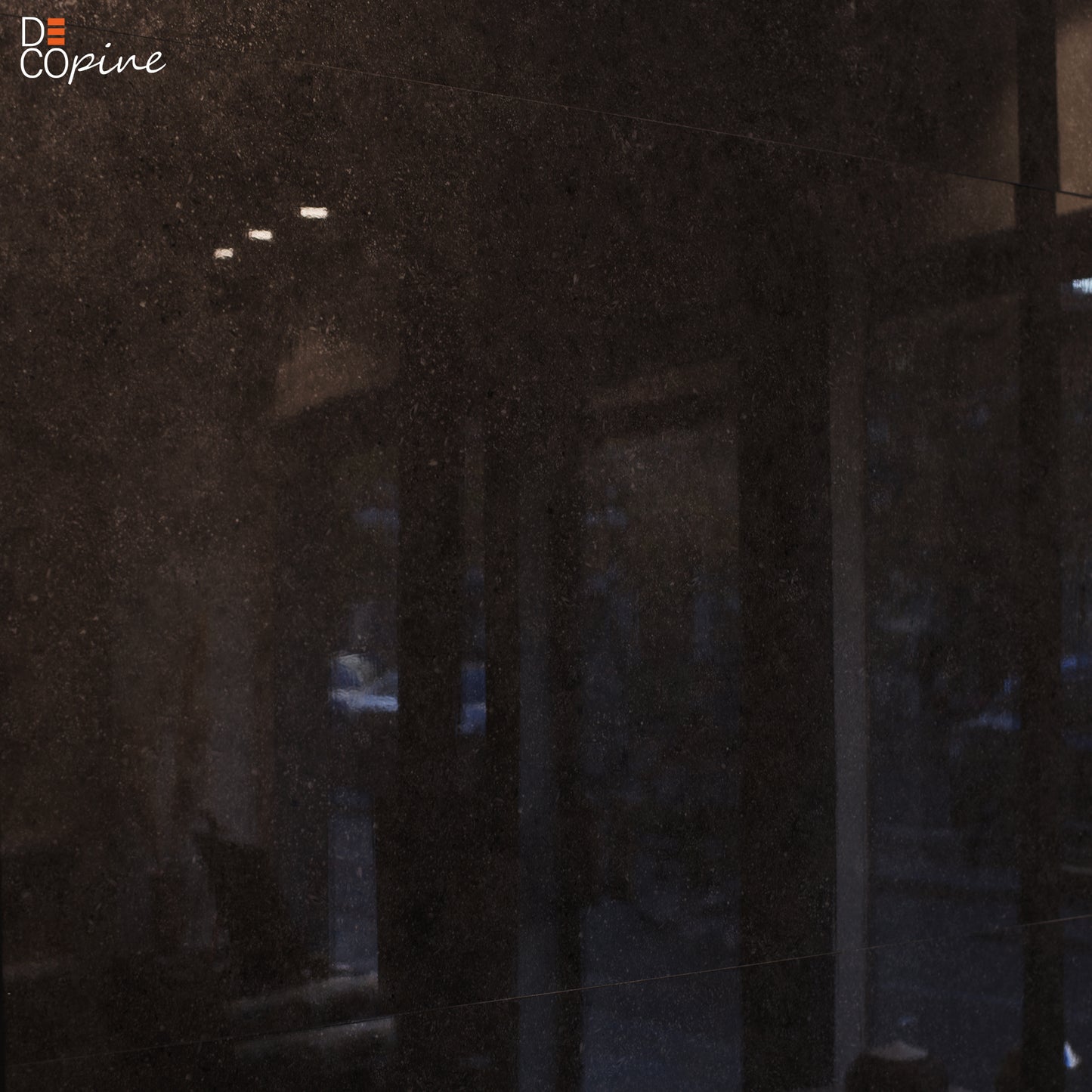 Panneau mural décoratif en PVC Decopine – Finition brillante noire – 65×120 cm (Lot de 4, 3,12 m²)