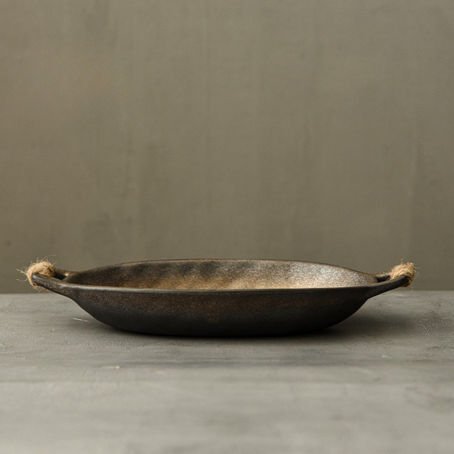Plateau Ovale en Grès Noir (27,5 × 15 × 4,5 cm)
