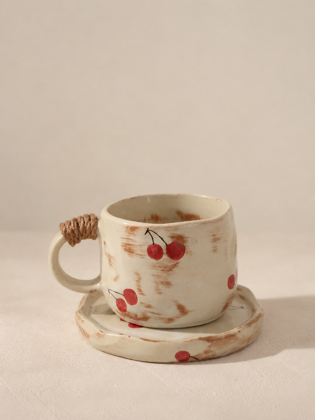Tasse à café artisanale en céramique crème motif cerise avec soucoupe – 270 ml
