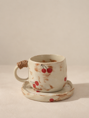 Tasse à café artisanale en céramique crème motif cerise avec soucoupe – 270 ml