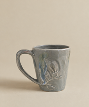 Mug artisanal en céramique bleu gris nuancé à relief végétal – 275 ml