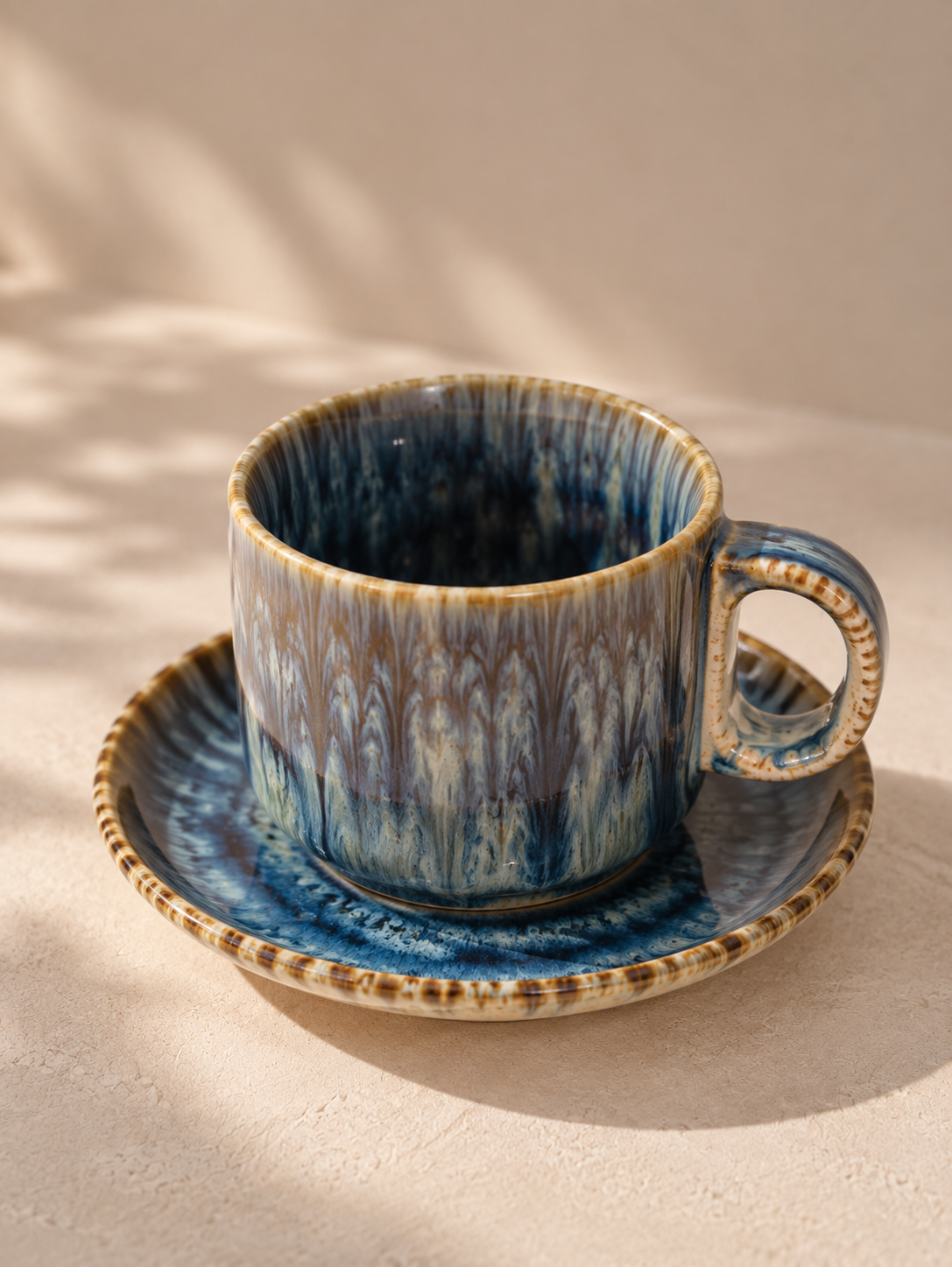 Tasse à café artisanale en céramique bleu gris à glaçure nuancée avec soucoupe – 240 ml