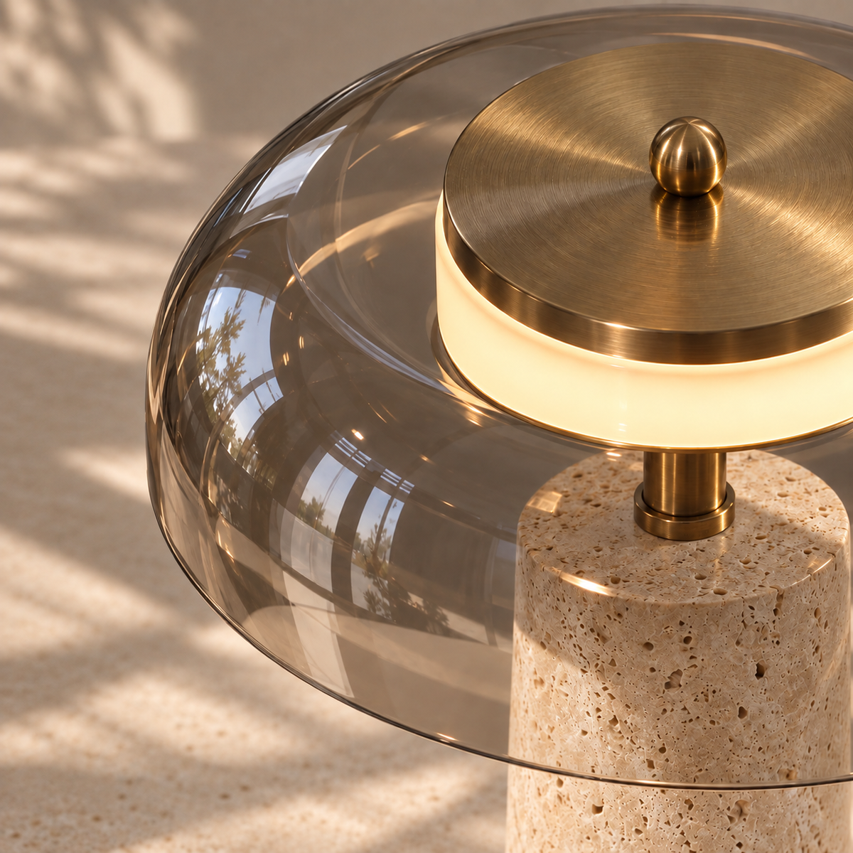 Lampe à Poser SOLÈNE – Travertin & Verre Fumé Gris