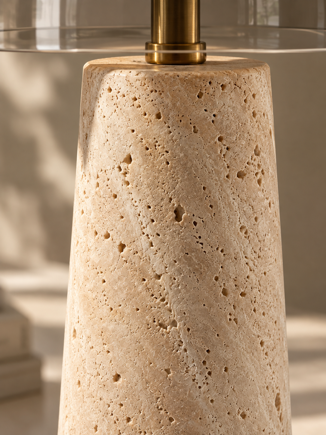 Lampe à Poser SOLÈNE – Travertin & Verre Fumé Gris