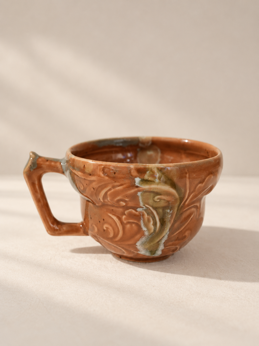 Tasse à café artisanale en céramique terracotta à relief sculpté – 240 ml