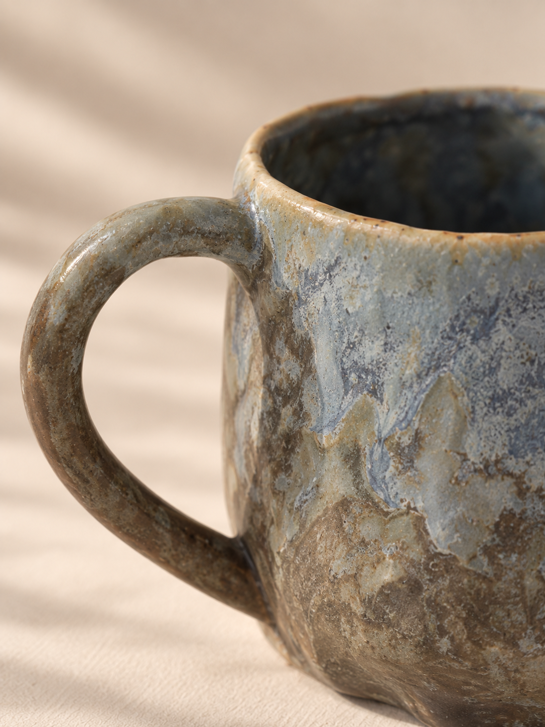 Tasse à espresso artisanale en céramique brun gris nuancé – 90 ml