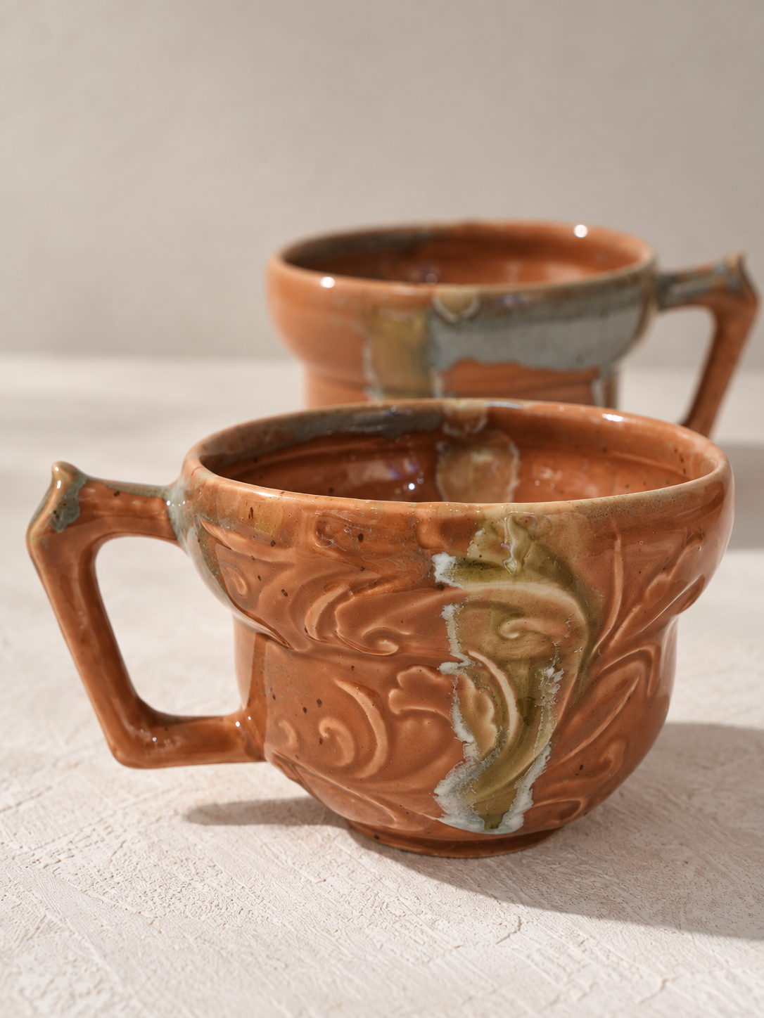 Tasse à café artisanale en céramique terracotta à relief sculpté – 240 ml
