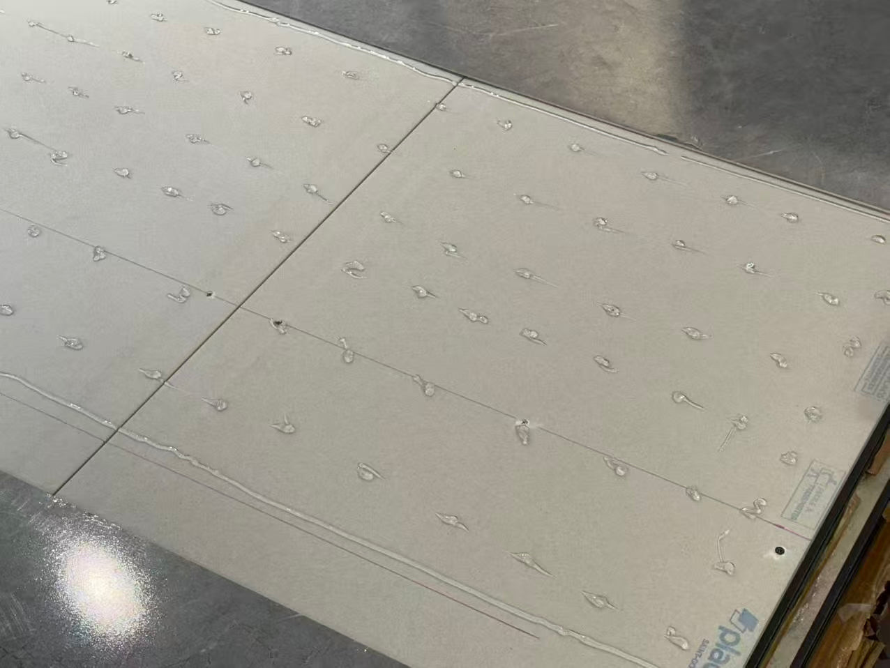 Panneau mural décoratif en PVC Decopine – Finition brillante noire – 65×120 cm (Lot de 4, 3,12 m²)