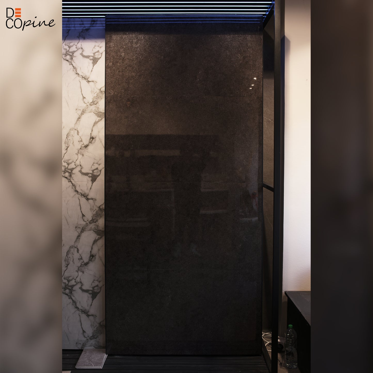 Panneau mural décoratif en PVC Decopine – Finition brillante noire – 65×120 cm (Lot de 4, 3,12 m²)