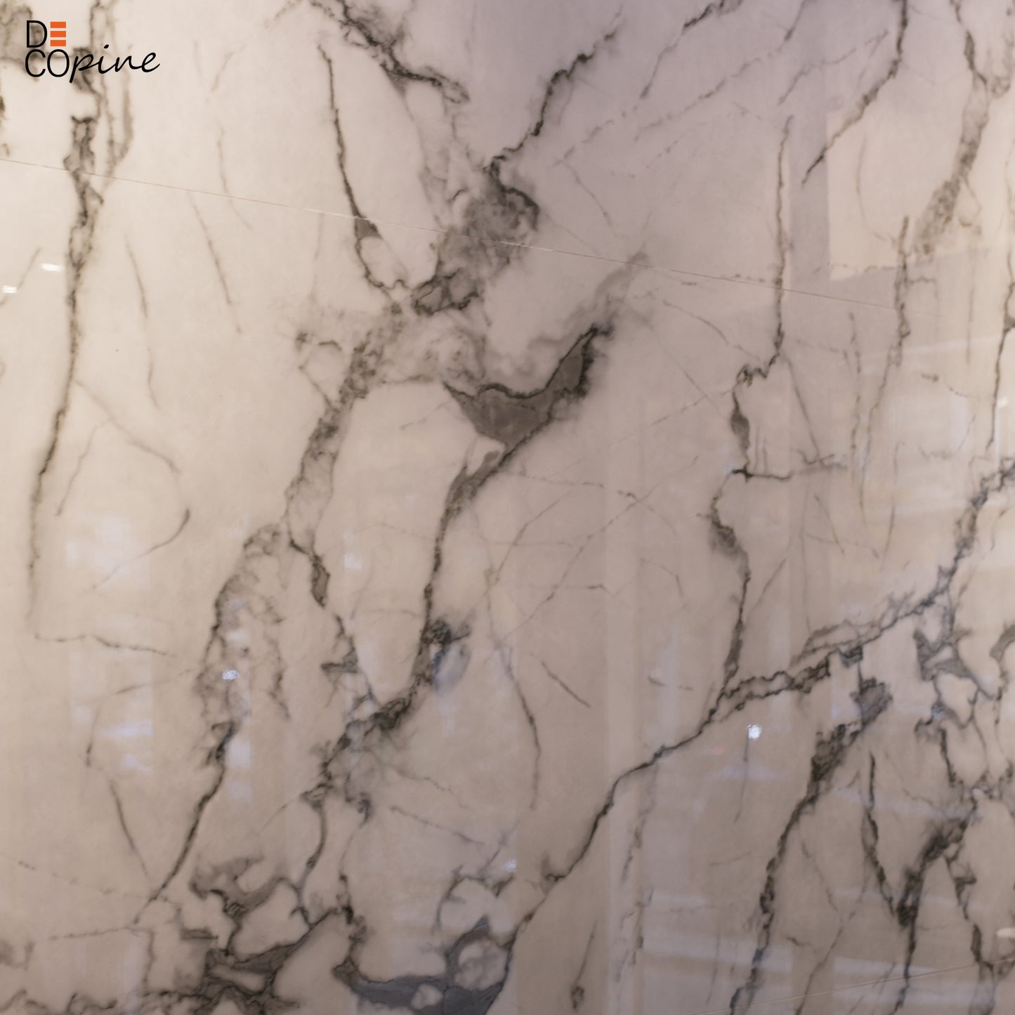 Panneau mural décoratif effet marbre blanc brillant – 65×120 cm (Lot de 4, 3,12 m²)