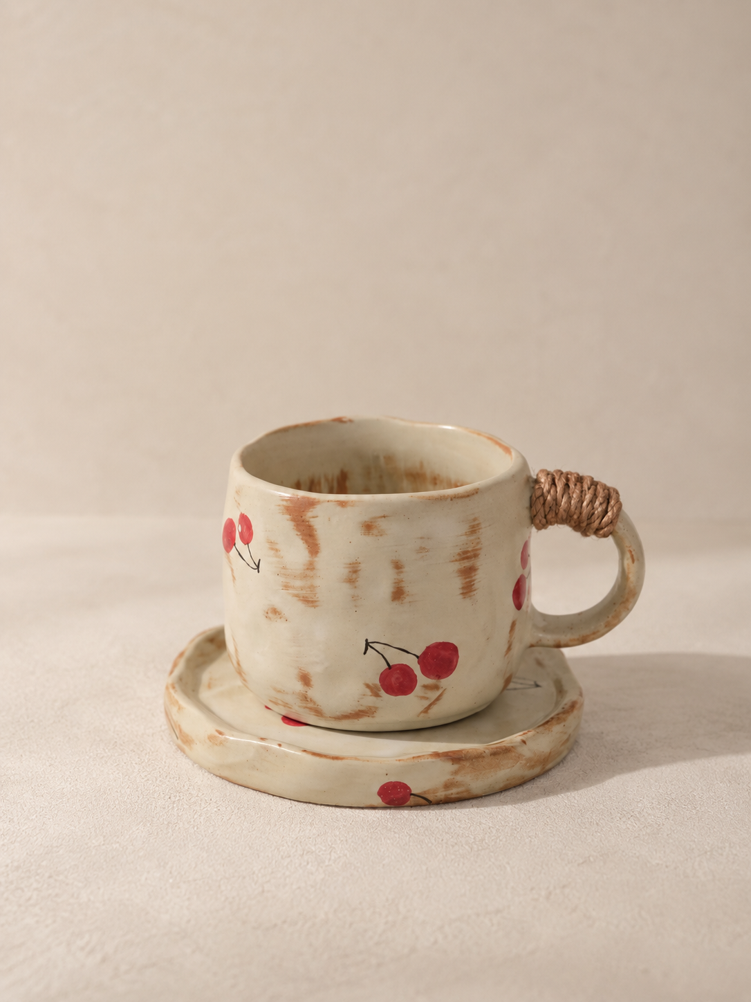 Tasse à café artisanale en céramique crème motif cerise avec soucoupe – 270 ml
