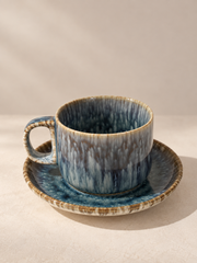 Tasse à café artisanale en céramique bleu gris à glaçure nuancée avec soucoupe – 240 ml