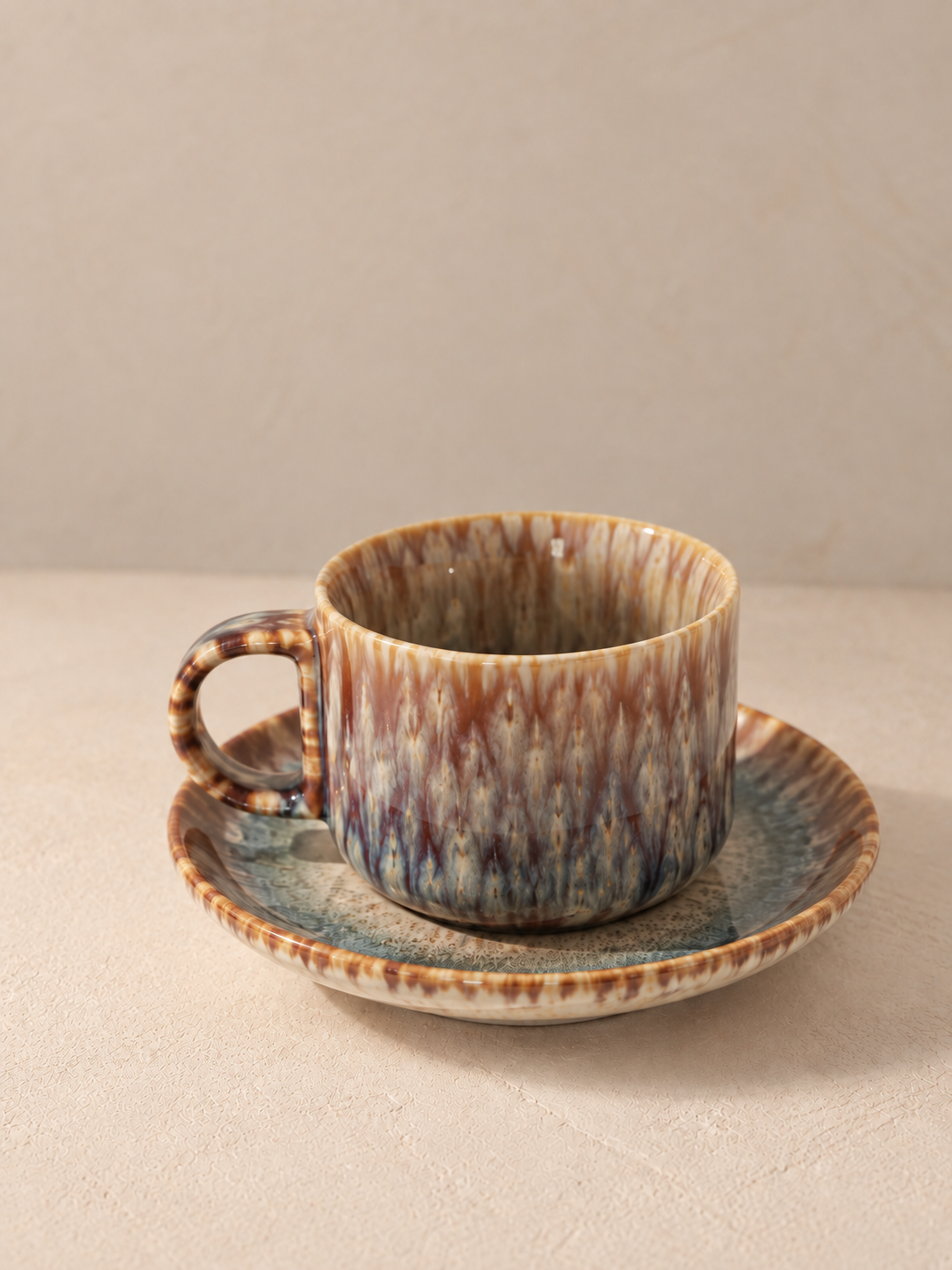 Tasse à café artisanale en céramique brun ambré à glaçure nuancée avec soucoupe – 240 ml