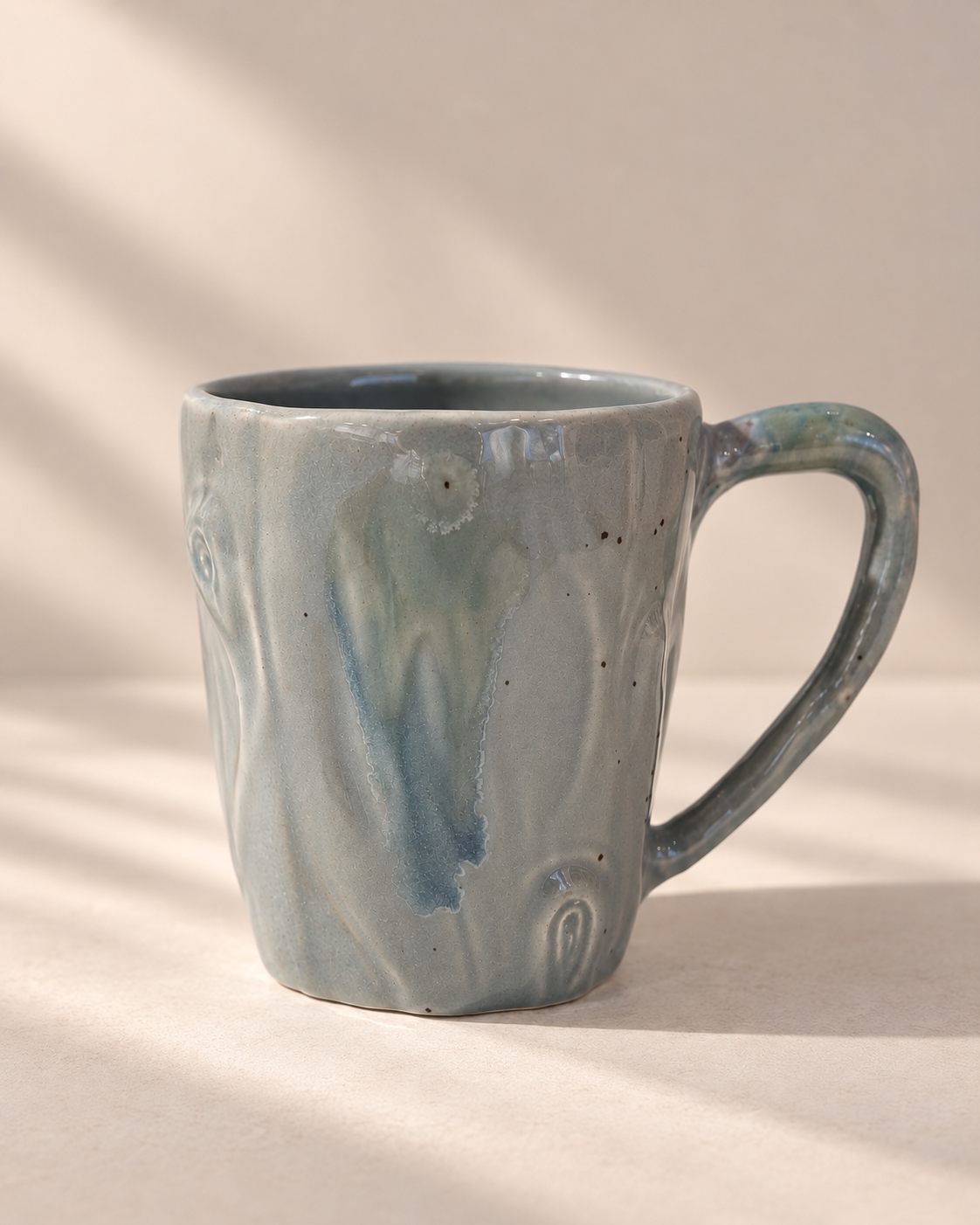 Mug artisanal en céramique bleu gris nuancé à relief végétal – 275 ml