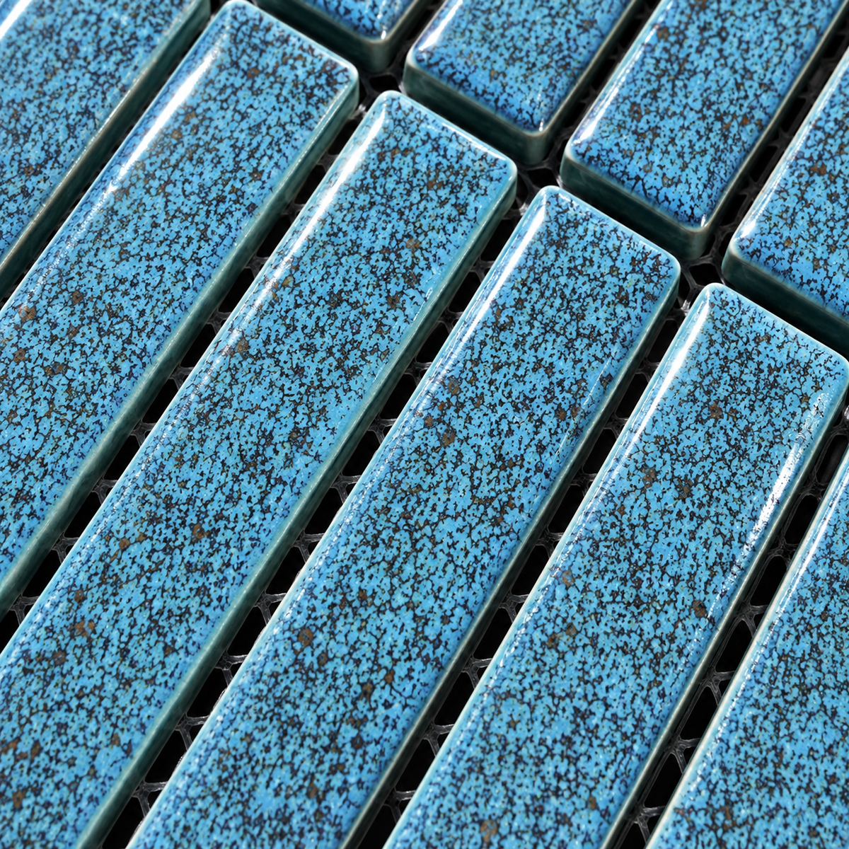 Mosaïque en Céramique Émaillée – Bleu Azur Moucheté – 28,4 × 29,6 cm
