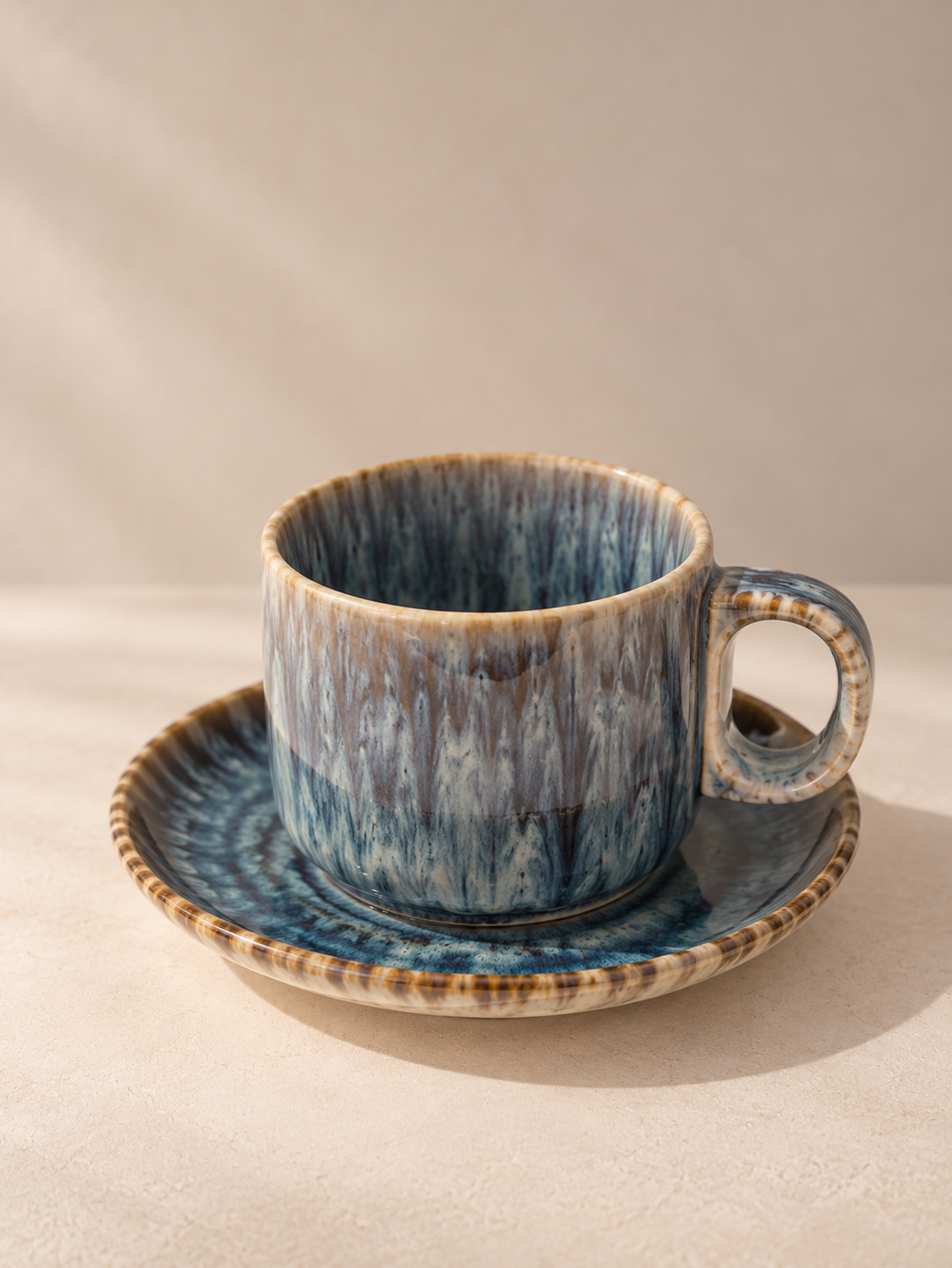 Tasse à café artisanale en céramique bleu gris à glaçure nuancée avec soucoupe – 240 ml