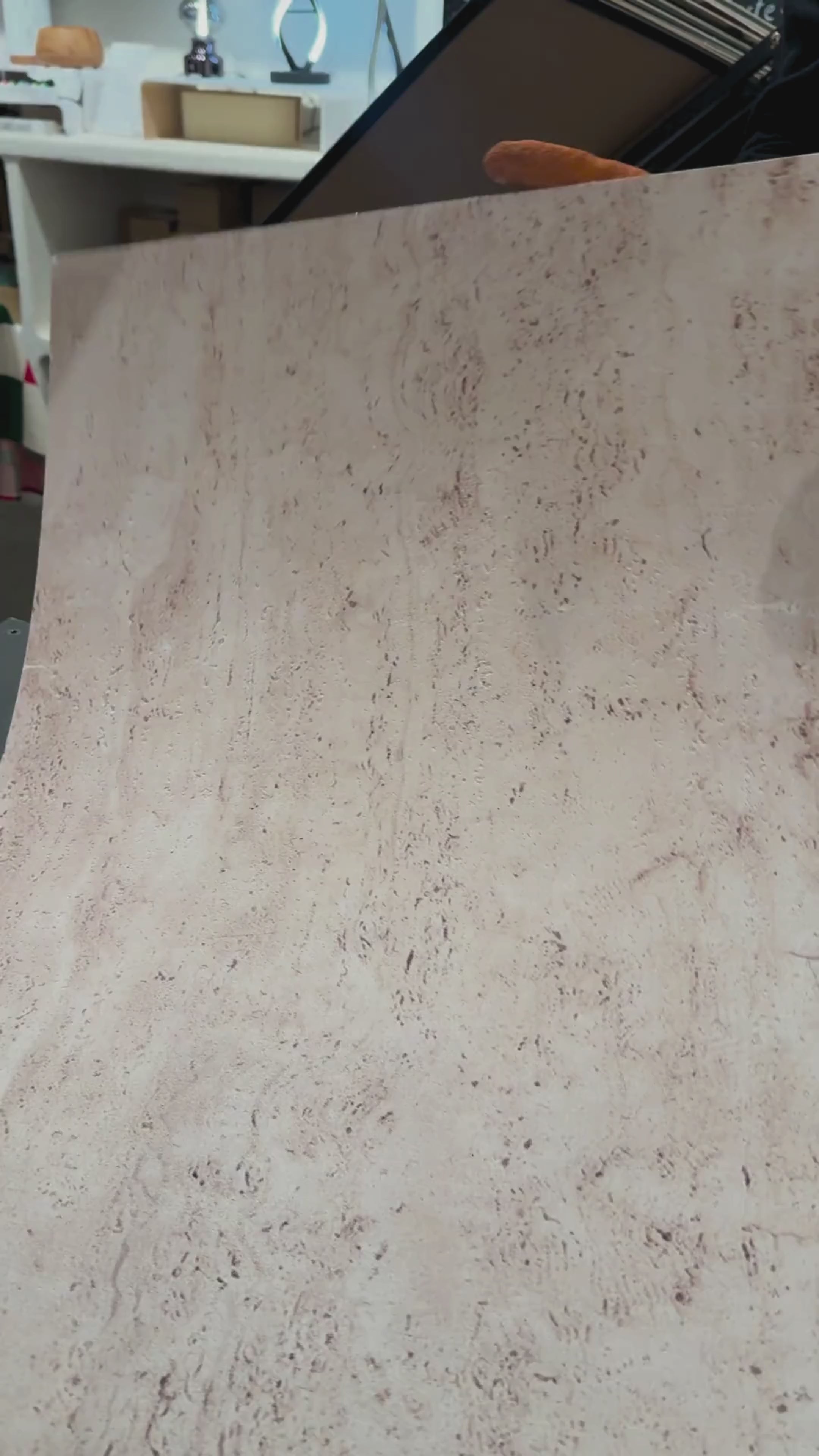 Video laden: Panneau Mural Souple – Effet Travertin Beige – 60×120 cm – Lot de 4 – B01TBMX