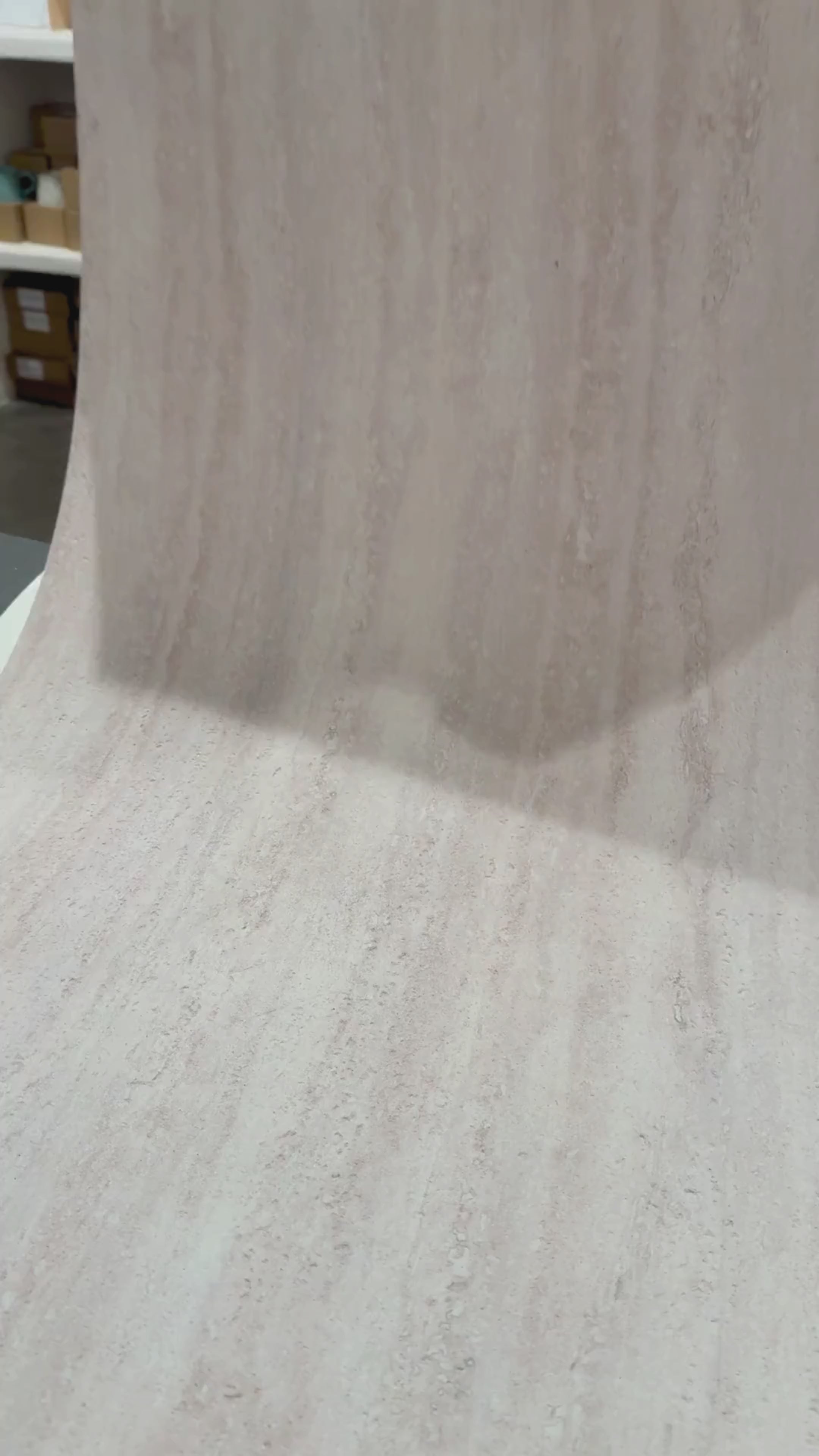 Video laden: Panneau Mural Souple en Pierre Naturelle – Effet Travertin Gris Beige – 60×120 cm – Lot de 4 – Decopine - B01TB02