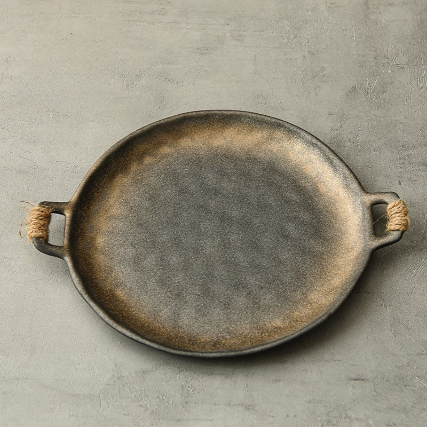 Plateau en céramique noir fumé – Fait main – 31 × 25 cm