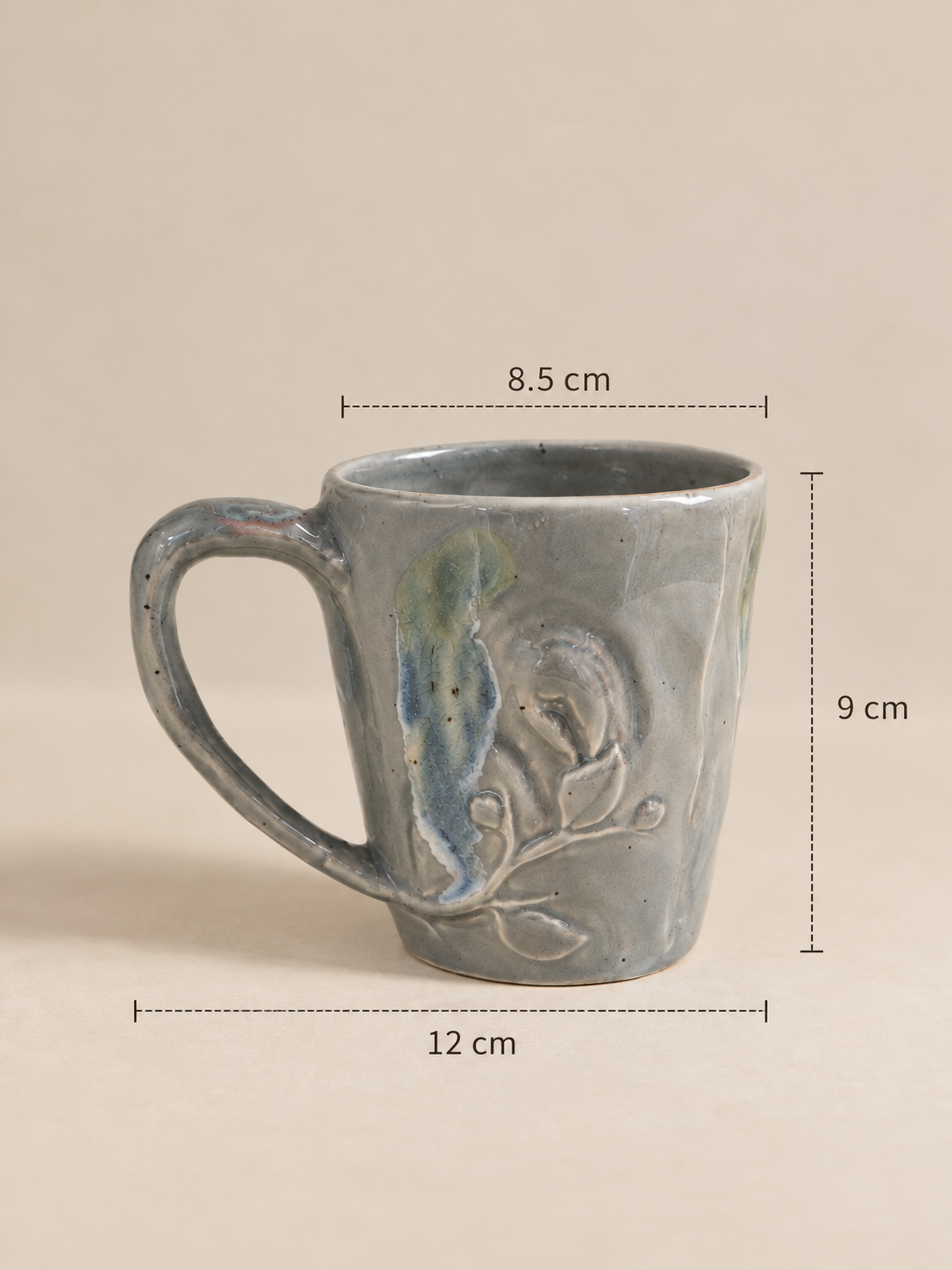 Mug artisanal en céramique bleu gris nuancé à relief végétal – 275 ml